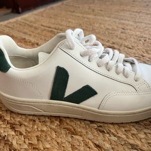 Veja V12 Campo - Eur 41 / US Mens 8 / Womens 10.5